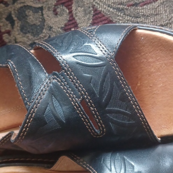 Clarks Black and Tan Slide Sandals, Tooled Leather, 7.5 - Picture 5 of 8